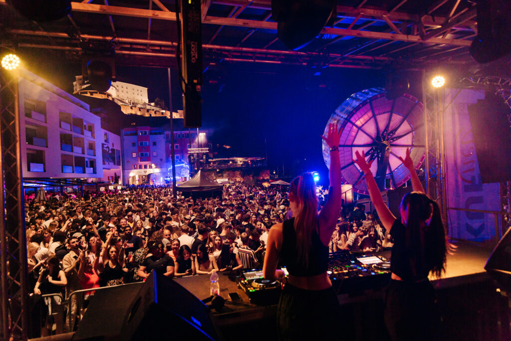 DJane-Duo Anvee live bei KUFSTEIN unlimited.