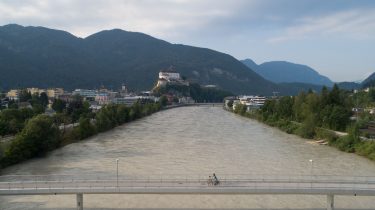 Über den Inn radeln mit Blick auf die Festung Kufstein