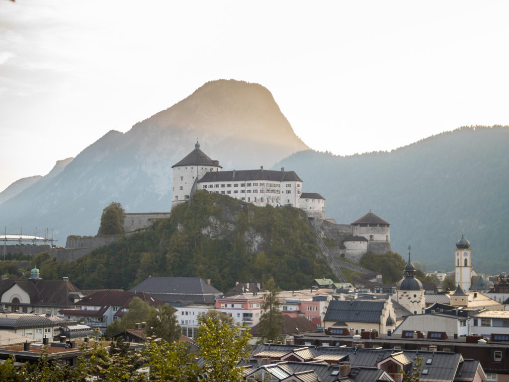 Blick auf die Festung Kufstein, im Hintergrund der Berg Pendling