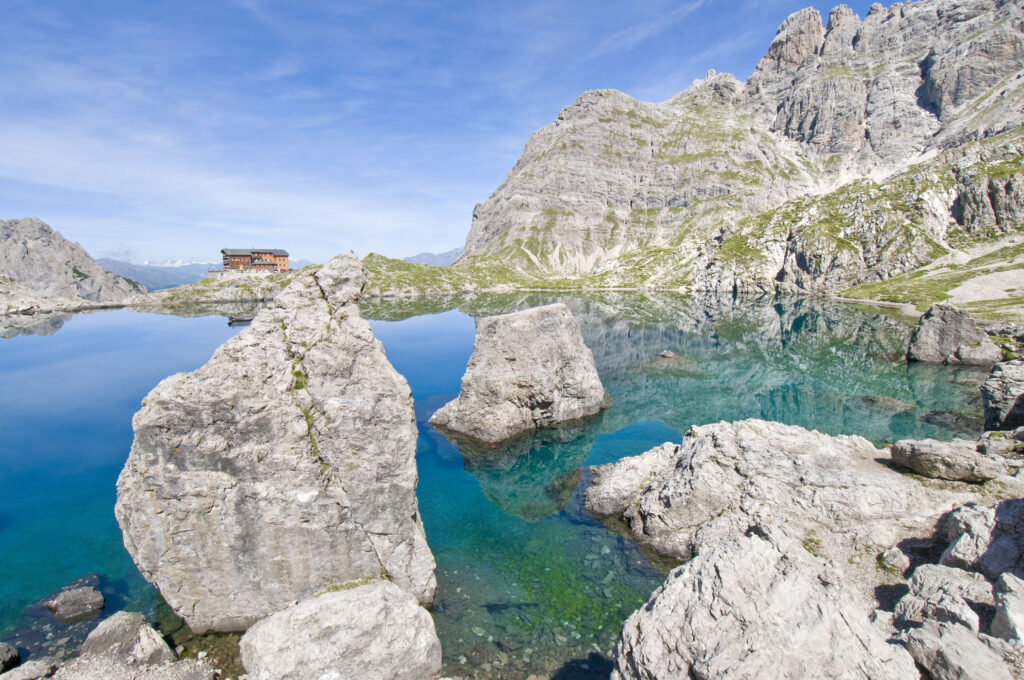 Der Laserzsee ist Kraftplatz und Basislager für Kletterpartien oder Wanderungen in den Lienzer Dolomiten im österreichischen Osttirol.
