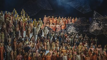 Laien aus allen Generationen füllen das Passionsspielhaus Erl mit Leben.
