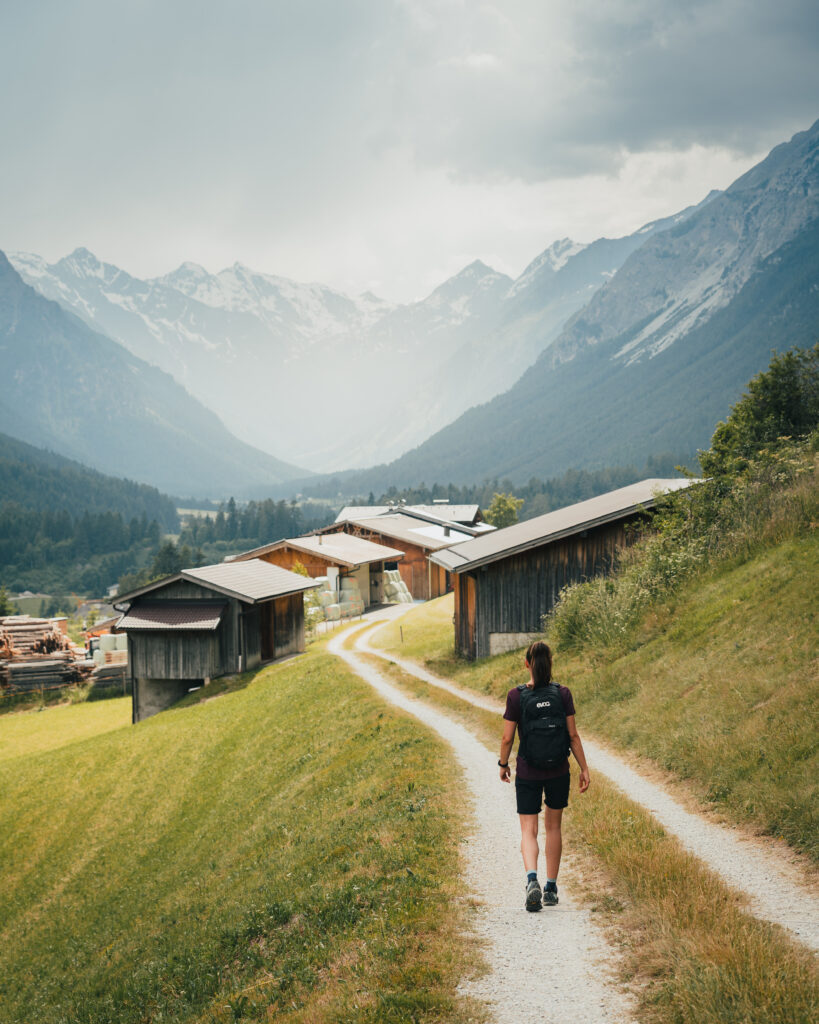 Die umliegende Landschaft des Wipptals bietet Gästen des Wienerhofs unmittelbaren Zugang zu naturnahen Wegen und stillen Ausblicken – ideal für aktive Pausen oder bewusste Auszeiten.