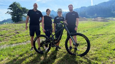 Die St. Johanner Bergbahnen, der Tourismusverband Kitzbüheler Alpen St. Johann in Tirol und Sport Patrick freuen sich, gemeinsam die erfolgreiche Mountainbike-Athletin Steffanie Grossmann als Sponsoring-Partner zu unterstützen und mit ihr in eine weitere spannende Saison zu starten. Die gebürtige Namibierin lebt seit einigen Jahren in St. Johann in Tirol und ist nicht nur beruflich bei den Bergbahnen St. Johann aktiv, sondern auch leidenschaftliche und ambitionierte Rennsportlerin im Bereich Downhill und Enduro MTB. Trotz verletzungsbedingter Pause zum aktuellen Saisonstart zeigt sich Steffanie motivierter denn je und geht mit viel Ehrgeiz und Begeisterung in das Rennjahr 2025. Mit einem beeindruckenden sportlichen Lebenslauf blickt Steffanie auf zahlreiche nationale und internationale Erfolge zurück. Allein in den letzten beiden Jahren konnte sie unter anderem folgende Spitzenplatzierungen erreichen: Erfolge 2023: • Austrian Gravity Series: ✓ Koenigsberg (AGS #1): 2. Platz Elite ✓ Petzen (AGS #2): 3. Platz Elite ✓ Lienz (AGS #3): 1. Platz Elite ✓ Semmering (AGS #4): 1. Platz Elite ✓ Leogang (AGS #6): 1. Platz Elite • Riva Funduro: 5. Platz Elite • Enduro Tirol – Kitzbüheler Alpen: 4. Platz Elite (2. Platz Tiroler Meisterschaften) Erfolge 2024: • Austrian Gravity Series Lienz: 1. Platz Elite Damen • Tiroler Downhill Meisterschaften: 1. Platz Elite Der Tourismusverband, die St. Johanner Bergbahnen und Sport Patrick sind stolz, eine so engagierte, talentierte und inspirierende Sportlerin in der Region zu wissen und Teil ihrer sportlichen Reise sein zu dürfen. Gemeinsam blicken sie mit Zuversicht auf die kommende Saison und wünschen Steffanie Grossmann viel Erfolg, Gesundheit und unvergessliche Momente auf und abseits der Trails! Kontakt & Social Media: Instagram: @steffi_grossmann99 E-Mail: grossmannsteffanie@gmail.com Am Bild v. l.: Michael Gritsch (BB St. Johann), Martina Foidl (TVB St. Johann), Steffi Grossmann, Patrick Unterberger (Sport Patrick)