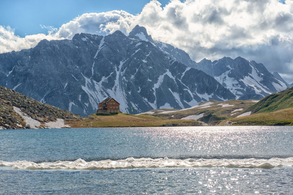 Die letzte Belohnung vor dem Ziel: Der Bödensee lädt zur Rast ein, während die Neue Reichenberger Hütte bereits in Sicht ist.