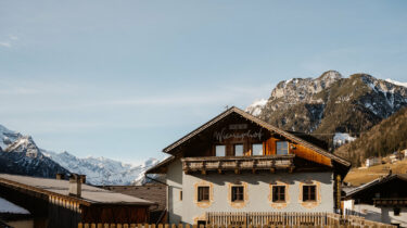 Der über 300 Jahre alte Wienerhof in Trins beherbergt heute ein modernes Konzept für Workation, Co-Living und Retreats inmitten der alpinen Kulisse des Wipptals.