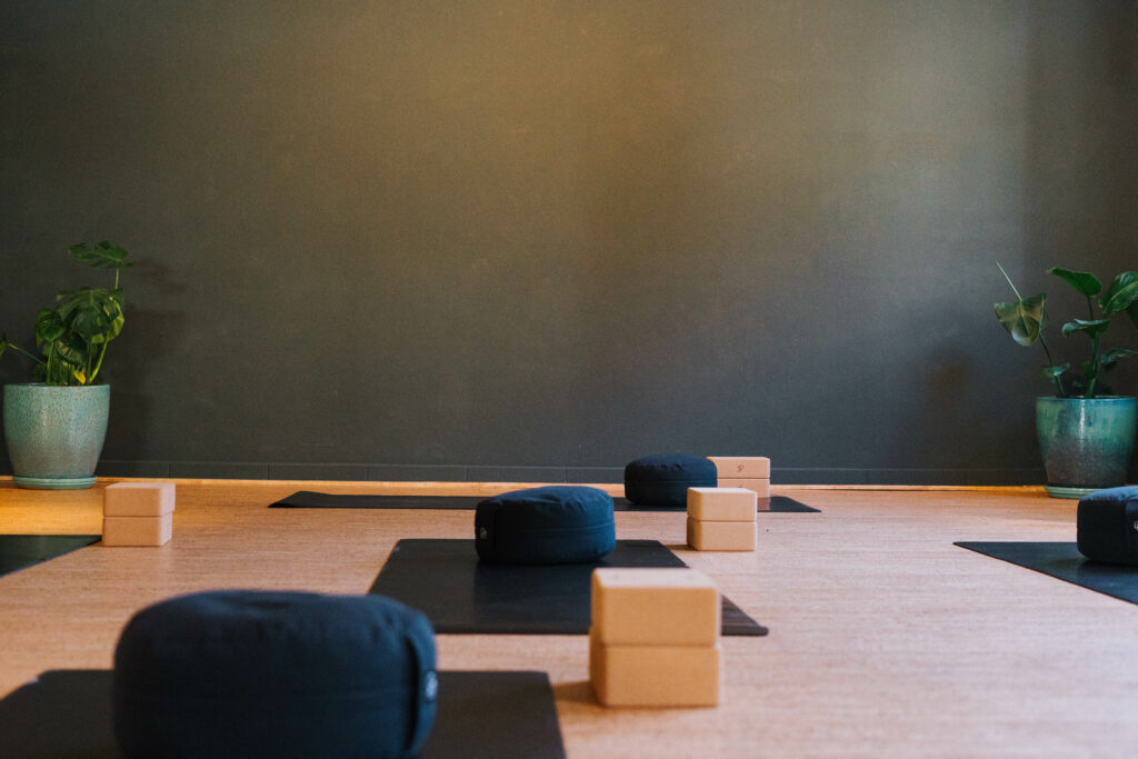Der Seminar- und Yogaraum im Wienerhof ist flexibel nutzbar für Gruppenformate - von Meditation und Yoga bis hin zu Workshops oder stiller Arbeit.
