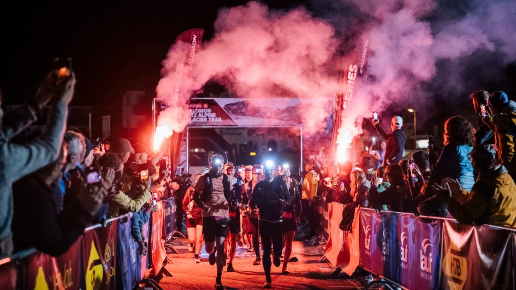 Spätnachts gehen die ersten Trailrunner an den Start und nehmen die herausfordernden Langdistanzen in Angriff