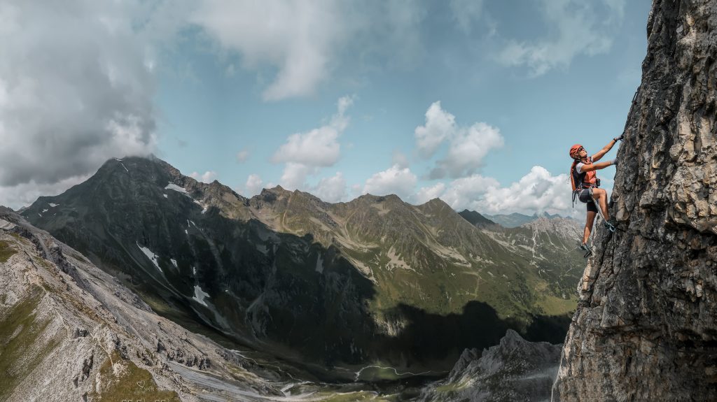Anspruchsvoll und alpin: Der Klettersteig auf die Ilmspitze verlangt Schwindelfreiheit, Ausdauer und Erfahrung im Umgang mit Drahtseil und Fels.