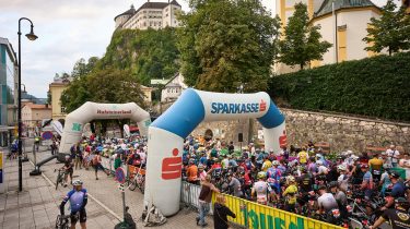 Startbereich im Teilnehmern Kufsteinerland Radmarathon, Blick auf den Oberen Stadtplatz.