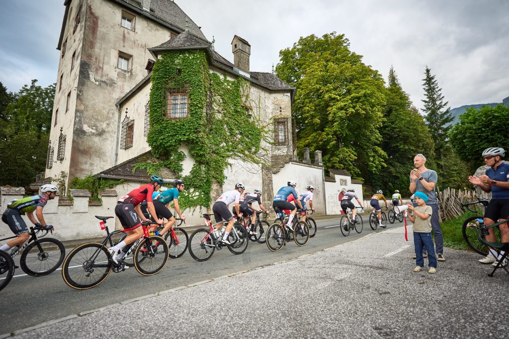 Durchfahrt des Teilnehmerfeld in Lamgkampfen, Kufsteinerland Radmarathon.