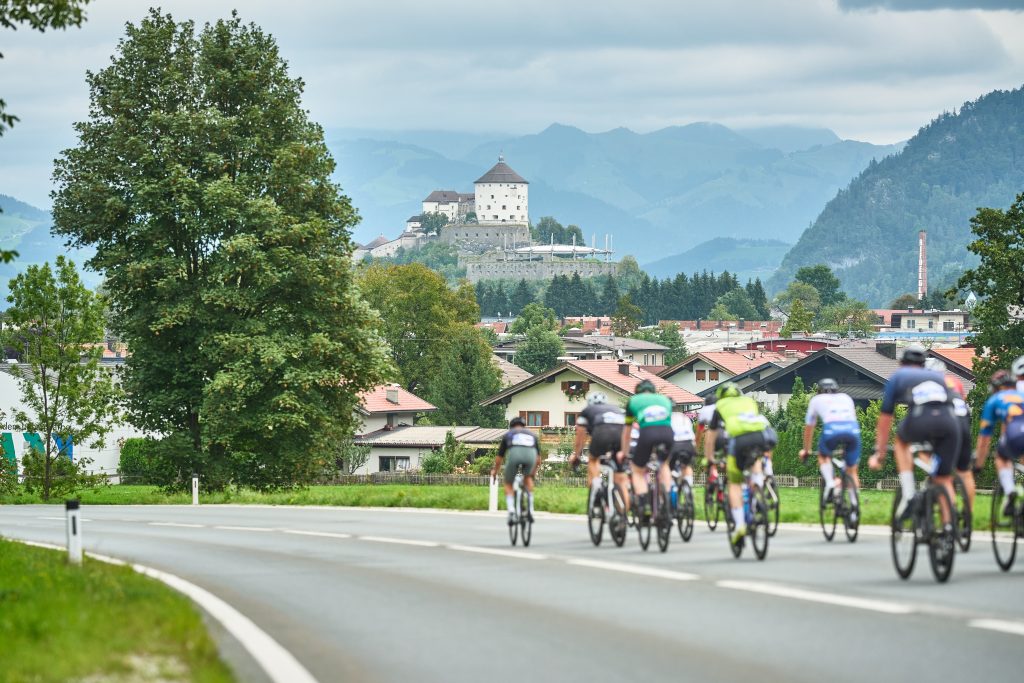 Radrennfahrer, im Hintergrund die Festung Kufstein.