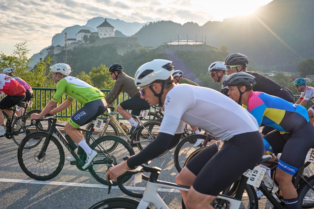 Teilnehmer:innen Kufsteinerland Radmarathon, Festung Kufstein im Hintergrund