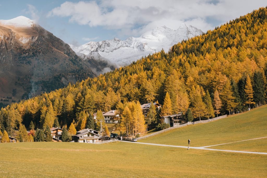 Leuchtende Lärchenwälder, schneebedeckte Gipfel und klare Sicht prägen den goldenen Herbst im Wipptal.