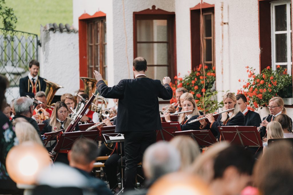 Bei den Platzkonzerten im Wipptal sorgen lokale Musikkapellen für stimmungsvolle Abende inmitten historischer Dorfkulissen.
