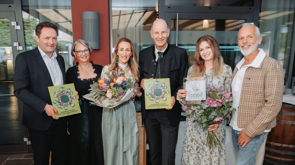 Bundesminister Norbert Totschnig, TVB-Geschäftsführerin Sabine Mair, Sabine Gwirl, Thomas Sappl, Christina Sappl, TVB-Obmann Georg Hörhager. Verleihung Österreichisches Umweltzeichen und EUEcolabel für Hotel Andreas Hofer in Kufstein