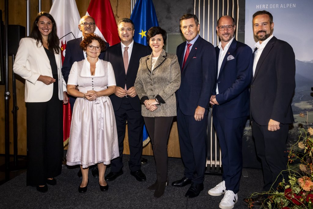 Staatssekretärin im Bundesministerium für Wirtschaft, Energie und Tourismus Elisabeth Zehetner, Tirols Landeshauptmann Anton Mattle, EU-Kommissar für nachhaltigen Verkehr und Tourismus Apostolos Tzitzikostas, Geschäftsführerin der Tirol Werbung Karin Seiler, Bundesminister für Innovation, Mobilität und Infrastruktur Peter Hanke, Tourismuslandesrat Mario Gerber und Salzburgs Landeshauptmann-Stellvertreter Stefan Schnöll (v.l.n.r)
