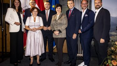 Abgeordnete zum Europäischen Parlament Sophia Kircher, Tirols Landeshauptmann Anton Mattle, Staatssekretärin im Bundesministerium für Wirtschaft, Energie und Tourismus Elisabeth Zehetner, EU-Kommissar für nachhaltigen Verkehr und Tourismus Apostolos Tzitzikostas, Geschäftsführerin der Tirol Werbung Karin Seiler, Bundesminister für Innovation, Mobilität und Infrastruktur Peter Hanke, Tourismuslandesrat Mario Gerber und Salzburgs Landeshauptfrau-Stellvertreter Stefan Schnöll (v.l.n.r)