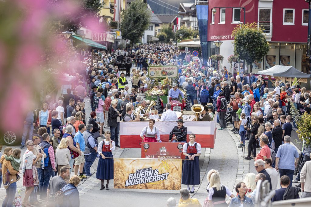 Brauchtumsumzug Zillertaler Bauern- & Musikherbst