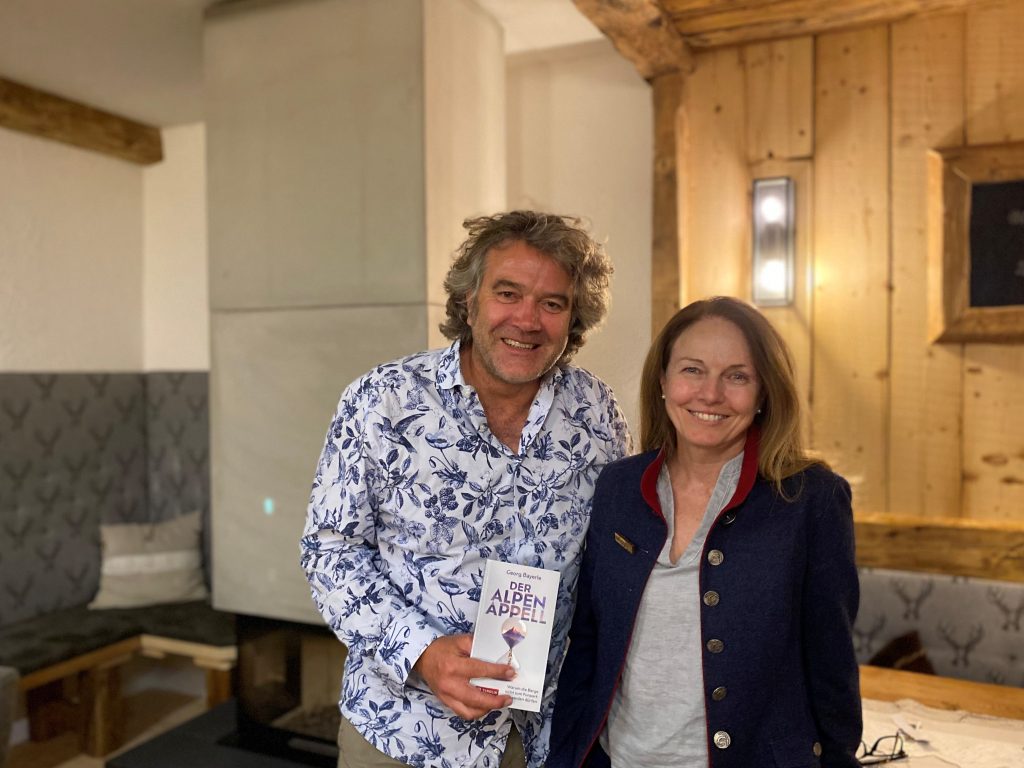 Geschäftsführerin des TVB Wipptal, Helga Beermeister, mit dem Autor.