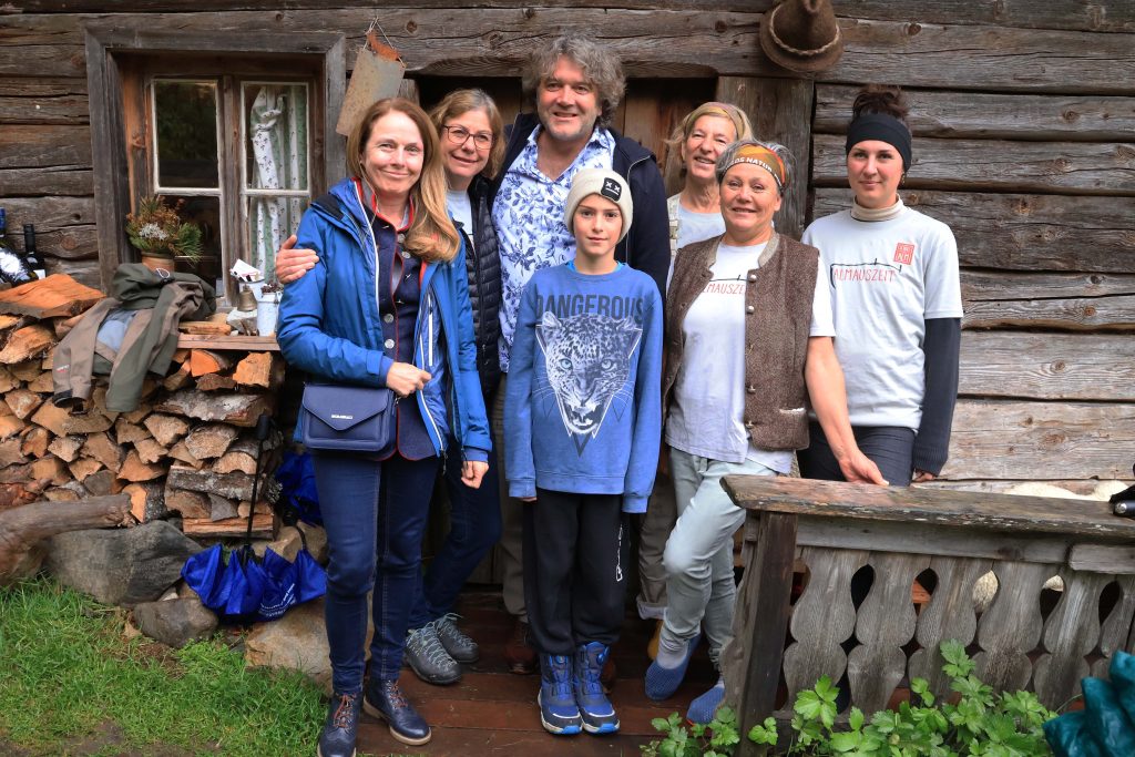 Der Autor mit Helga Hager auf Helgas Alm – ein Beispiel für nachhaltigen Tourismus im Wipptal und Teil der Initiative der Bergsteigerdörfer.