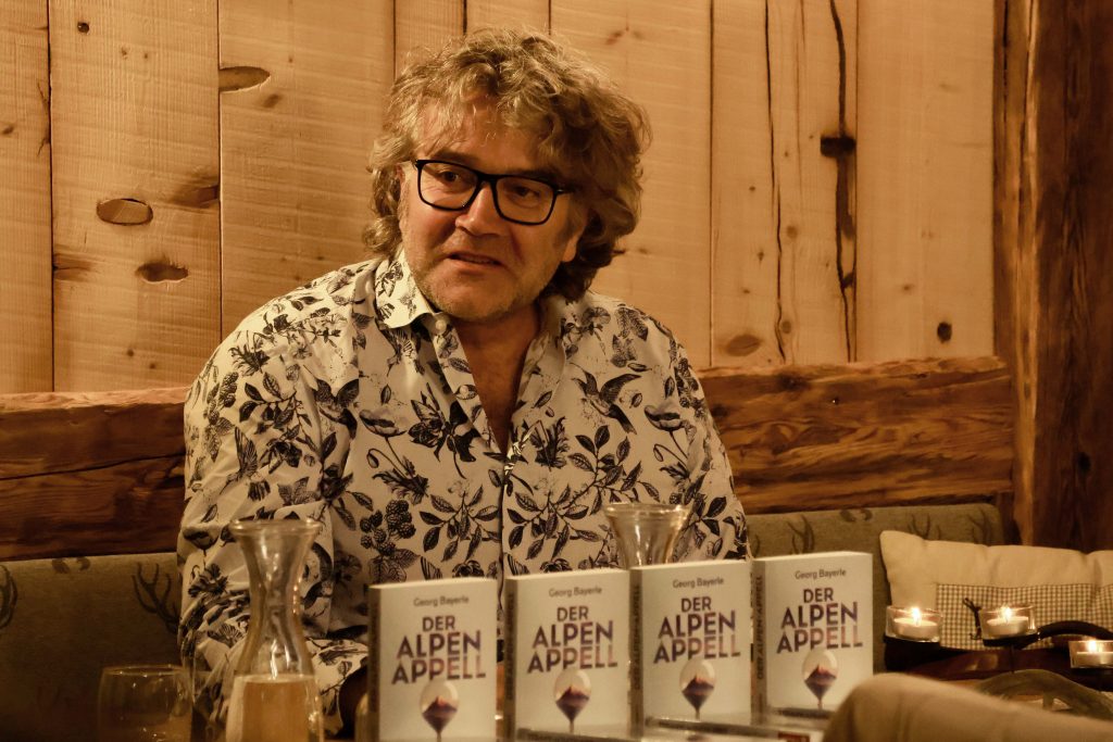 Bei seiner einzigen Tiroler Buchvorstellung präsentierte Dr. Georg Bayerle im Alpengasthof Steckholzer sein Werk „Der Alpen-Appell“.