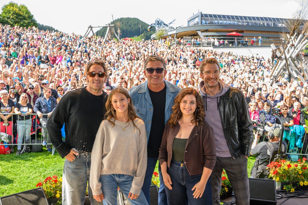Die Bergdoktor-Stars heizten den 4.500 Fans am Hexenwasser ordentlich ein. V.l.n.r.: Mark Keller, Ylvi Unertl, Hans Sigl, Ronja Forcher und Heiko Ruprecht.