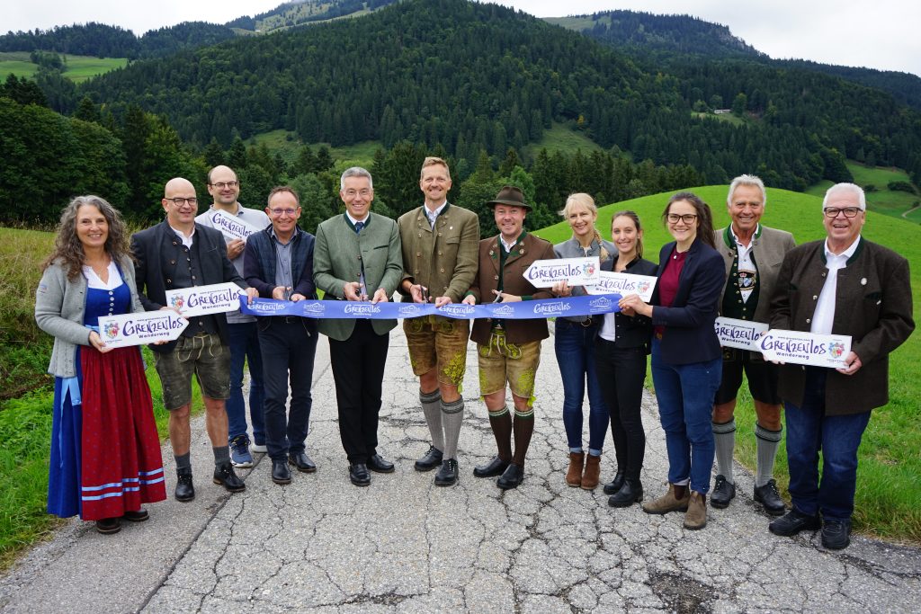 : Christina Pfaffinger (CAT-Geschäftsführerin), Thomas Schuster (2.Bgm. Rimsting), Tobias Volke (TI-Leitung Frasdorf), Daniel Maier (Bgm Frasdorf), Landesrat Otto Lederer (CAT-Vorsitzender), Simon Frank (Bgm. Aschau), Herbert Reiter (TI-Leitung Aschau), Hilde Baumgar (TI-Kiefersfelden), Viktoria Friedl (TI-Oberaudorf), Lina Schneeweiß (TVB Kufsteinerland), Alois Holzmaier (2.Bgm. Oberaudorf), Benno Pertl (Vorsitzender des Sachranger Verkehrsvereins). (v.l.n.r.)