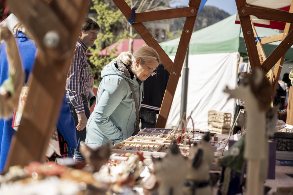 Frau am Herbst-Genusstag in Kufstein