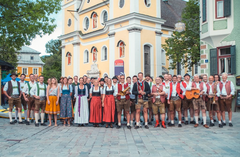 9 Volksmusikgruppen unterhielten beim gr0ßen Finale