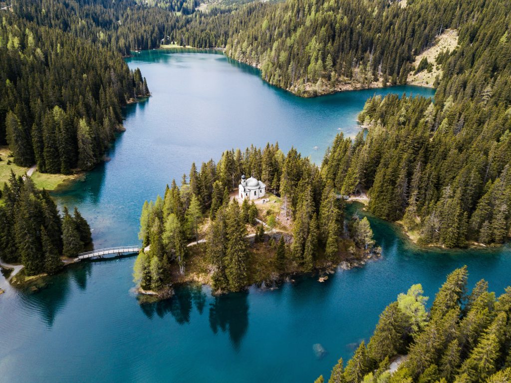 Der smaragdgrüne Obernberger See im Obernbergtal– ein geschütztes Naturjuwel und beliebtes Wanderziel.