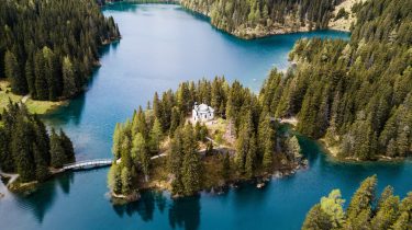 Der smaragdgrüne Obernberger See im Obernbergtal– ein geschütztes Naturjuwel und beliebtes Wanderziel.