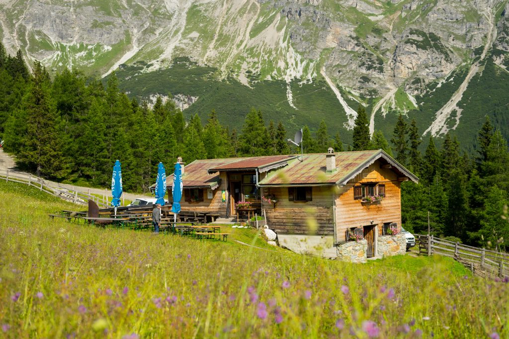 Die Steiner Alm oberhalb des Obernberger Sees – beliebtes Wanderziel und Einkehrmöglichkeit mit regionalen Schmankerln und hausgemachtem Almkäse.