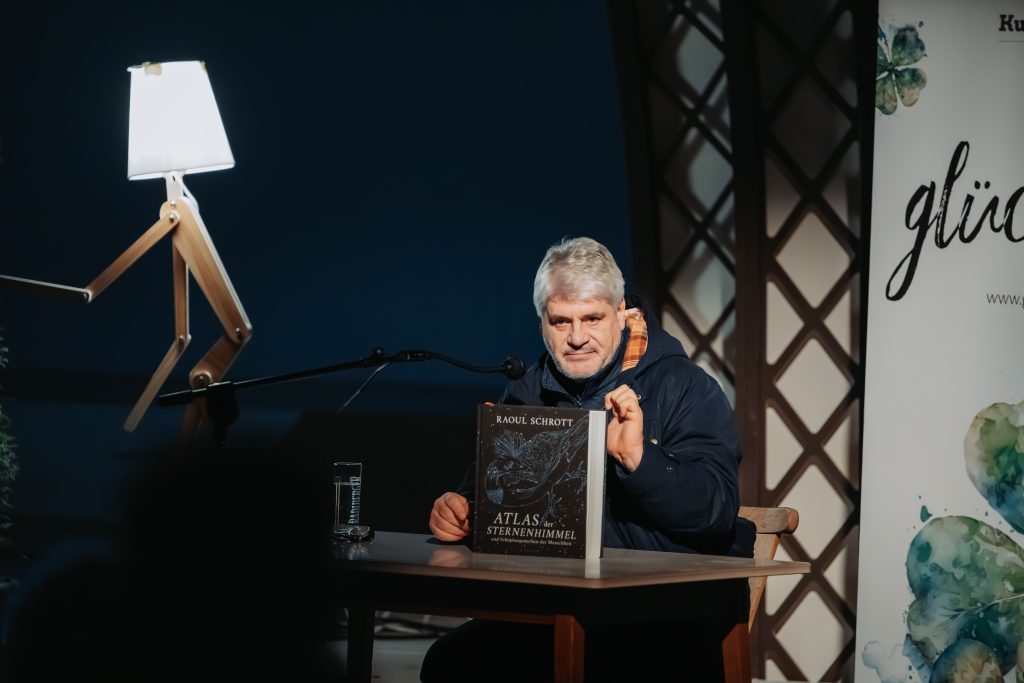 Raoul Schrott auf der Bühne im Passionsspielhaus Thiersee