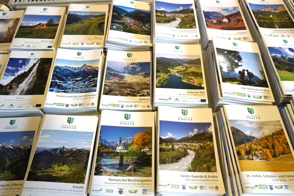 Die Bergsteigerdörfer im Überblick – Broschüren präsentieren die unterschiedlichen Orte und Regionen, die sich einem naturnahen, nachhaltigen Alpinismus verschrieben haben.