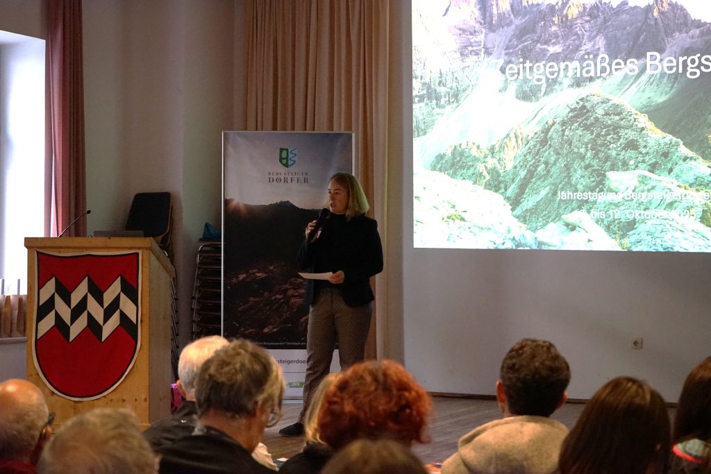 Liliana Dagostin, Leiterin der Abteilung Raumplanung und Naturschutz im Österreichischen Alpenverein, bei ihrer Begrüßung im Rahmen der Jahrestagung der Bergsteigerdörfer 2025 im Gschnitztal.