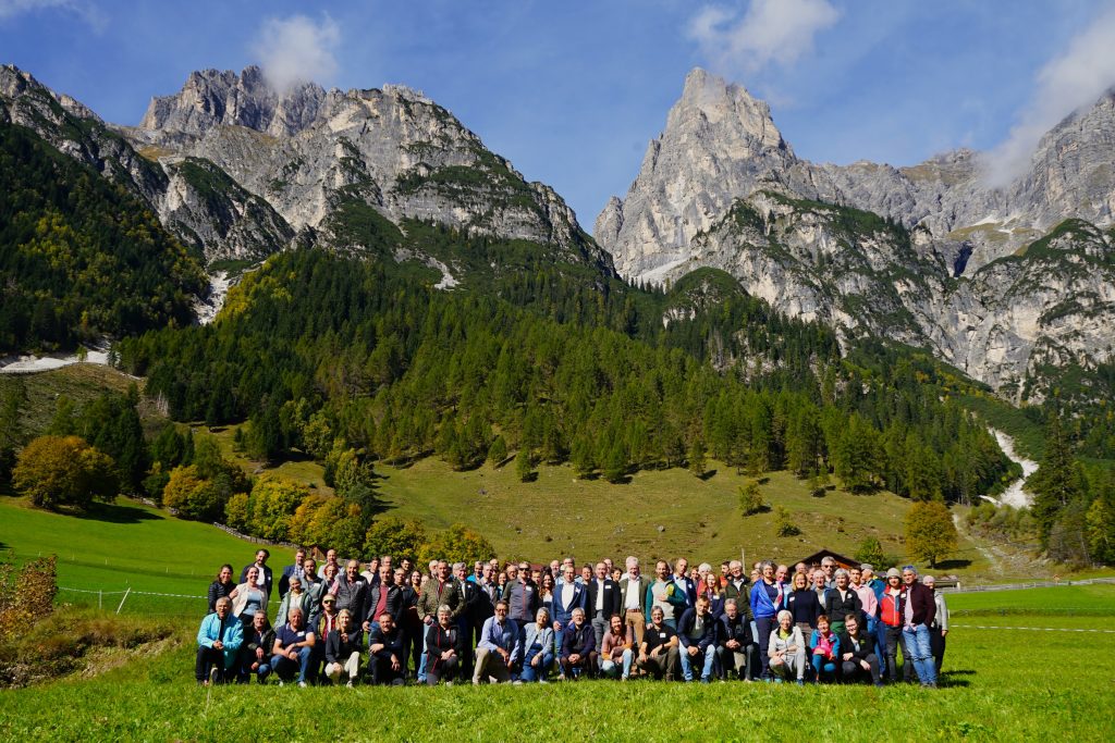 Rund 110 Vertreterinnen und Vertreter der Bergsteigerdörfer trafen sich zur Jahrestagung 2025 im Gschnitztal.