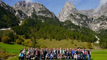 Rund 110 Vertreterinnen und Vertreter der Bergsteigerdörfer trafen sich zur Jahrestagung 2025 im Gschnitztal.