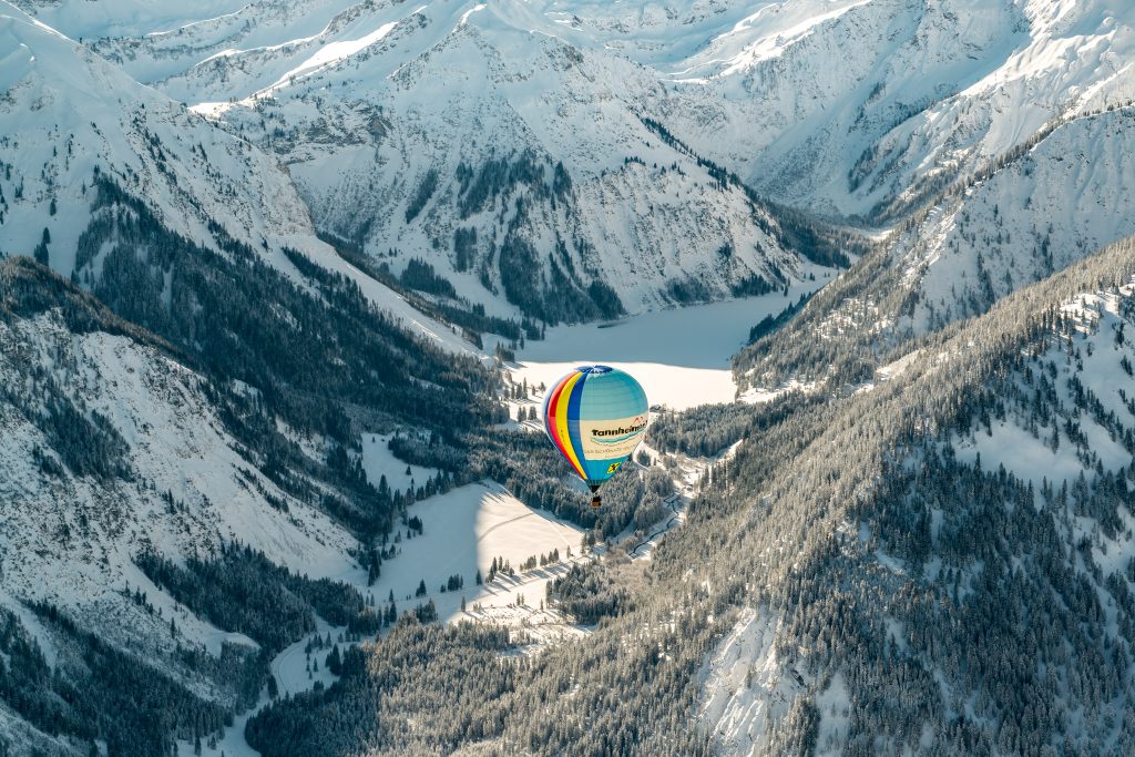 Ballonfahrt über Tirols verschneiter Winterlandschaft