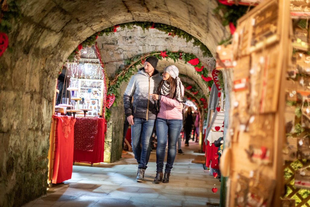 Bancarelle del mercatino di Natale all’interno delle casematte della fortezza di Kufstein.