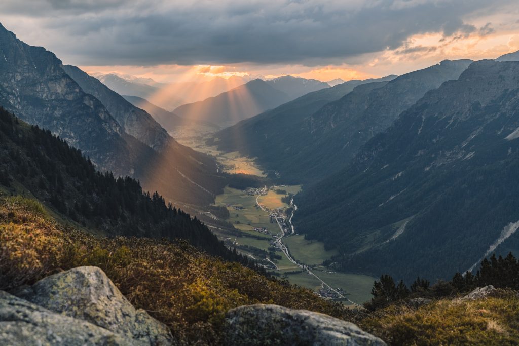 Blick ins Gschnitztal – das Bergsteigerdorf im Wipptal steht für gelebte Alpinkultur und naturverbundenen Bergtourismus.