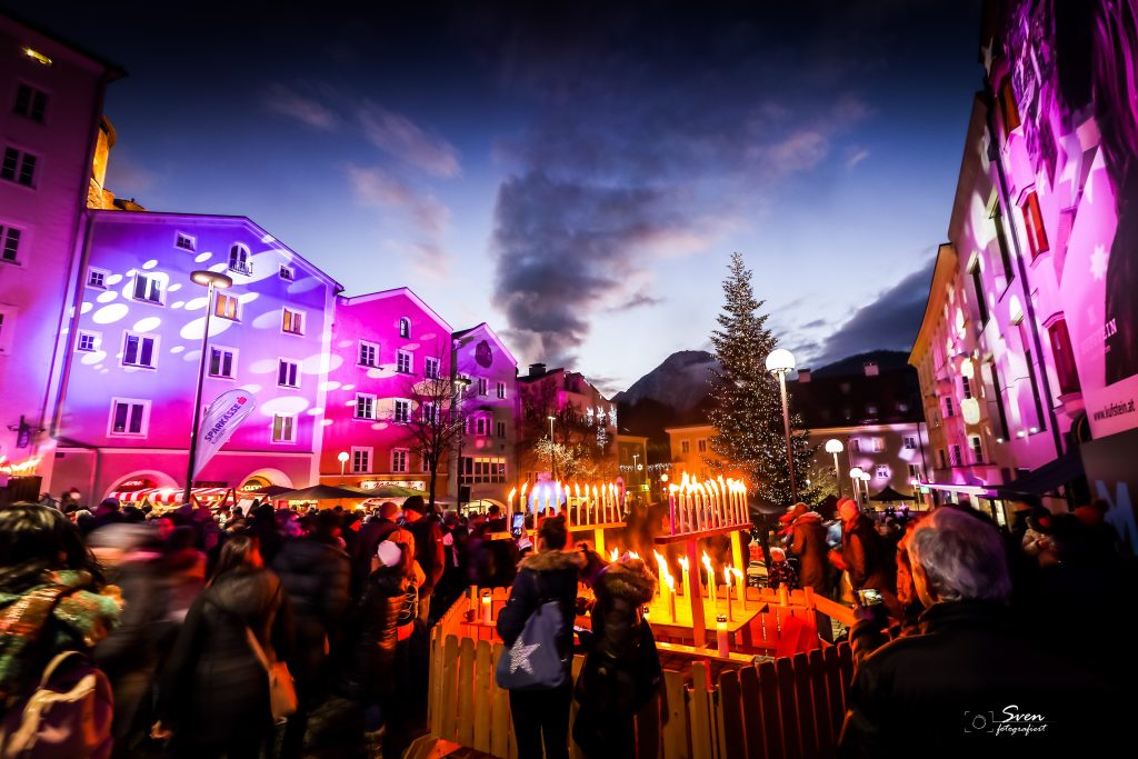 Strade e piazze di Kufstein illuminate da migliaia di luci colorate durante il festival delle 1000 luci