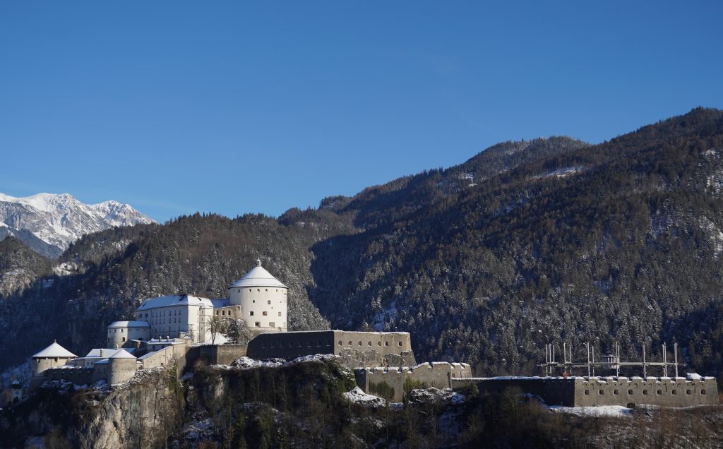 Veduta di Kufstein con la storica fortezza che domina la città in una giornata limpida.
