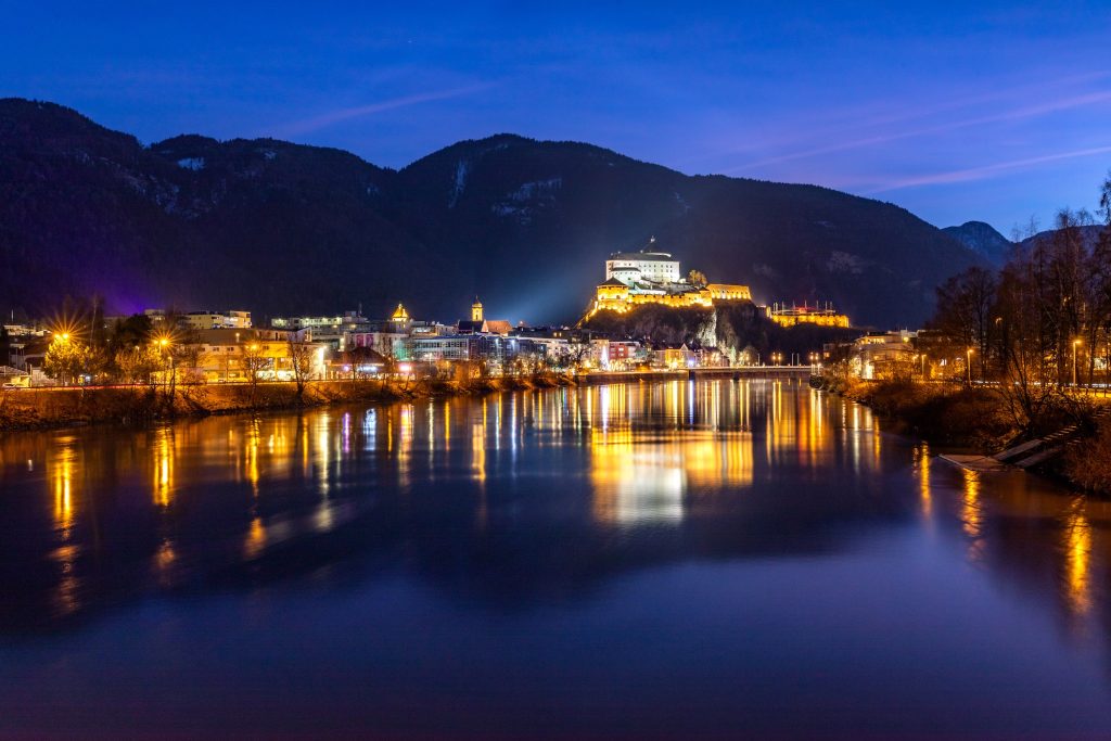 La città di Kufstein riflessa nel fiume Inn durante l´Avvento con luci natalizie.