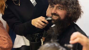 Mit geübter Hand und viel Gefühl – der Haarschnitt markiert das Ende eines besonderen Kapitels für die Erler Passionsspieler.