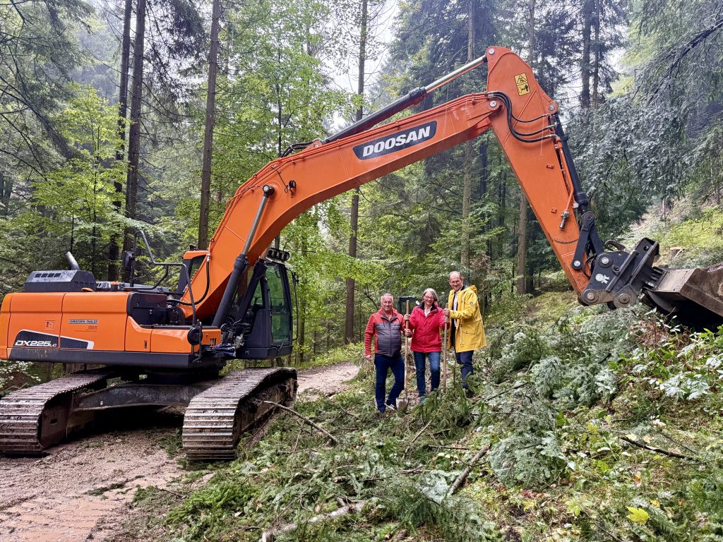 Spatenstich für die neue 4,6 Kilometer lange Radweg- und Wanderverbindung zwischen Langkampfen und Thiersee. Im Bild von links: Bürgermeister Andreas Ehrenstrasser (Langkampfen), Sabine Mair, die Geschäftsführerin des TVB Kufsteinerland und Bürgermeister Rainer Fankhauser (Thiersee).