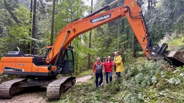 Spatenstich für die neue 4,6 Kilometer lange Radweg- und Wanderverbindung zwischen Langkampfen und Thiersee. Im Bild von links: Bürgermeister Andreas Ehrenstrasser (Langkampfen), Sabine Mair, die Geschäftsführerin des TVB Kufsteinerland und Bürgermeister Rainer Fankhauser (Thiersee).