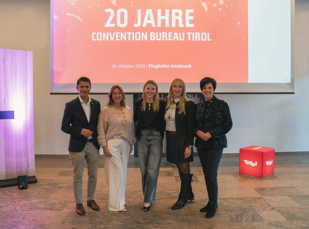 20 Jahre Convention Bureau Tirol: Marketingleiter Patricio Hetfleisch, ehemalige Leiterin Veronika Schumann, Bereichsleiterin Julia Steiner, Head of Convention Bureau Tirol Theresa Müssiggang und Geschäftsführerin Karin Seiler (v.l.) feierten gemeinsam mit den Gästen das Jubiläum und eine beeindruckende Erfolgsgeschichte.