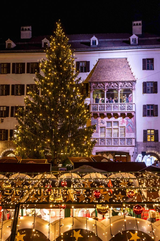 Der Christkindlmarkt in der Innsbrucker Altstadt findet rund um das "Goldene Dachl" statt.