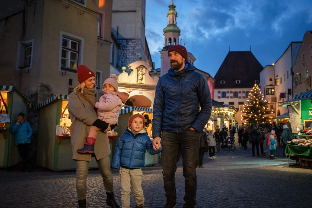 Streichelzoo, Schlittschuhplatz und Märchenerzähler lassen Kinderherzen am Haller Adventmarkt höherschlagen.