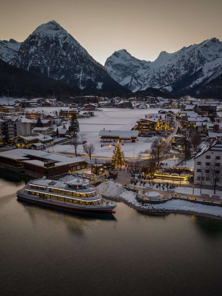 Ein adventliches Highlight bildet die stimmungsvolle Schifffahrt über den Achensee.